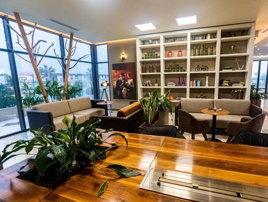 Uma área de estar em Kraal Hotel Vlore
