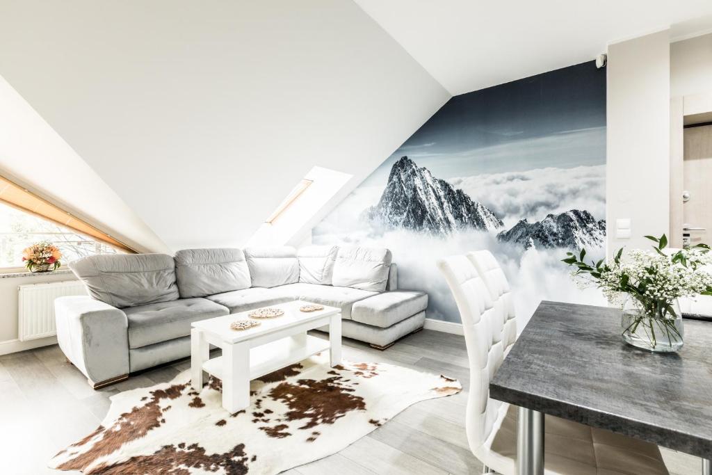salon z górskim malowidłem na ścianie w obiekcie ApartHost Stara Polana Spa w Zakopanem