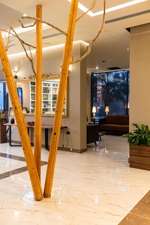 A área de receção ou átrio de Kraal Hotel Vlore