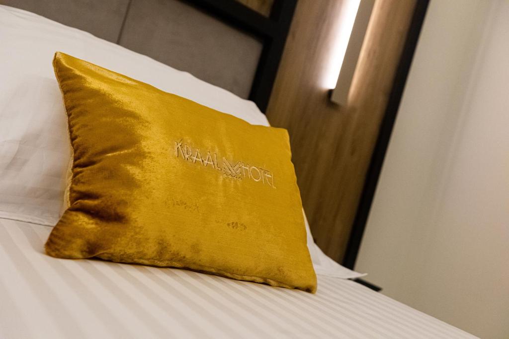 Uma cama ou camas num quarto em Kraal Hotel Vlore