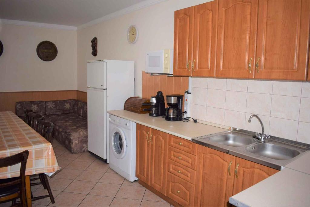 Kuchyň nebo kuchyňský kout v ubytování Holiday home in Siofok - Balaton 40757