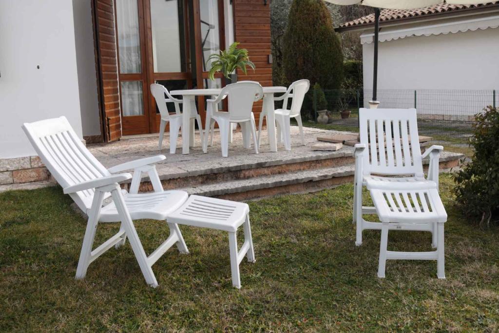 Patio lub wspólna przestrzeń na świeżym powietrzu w obiekcie Apartment in Bardolino - Gardasee 39739
