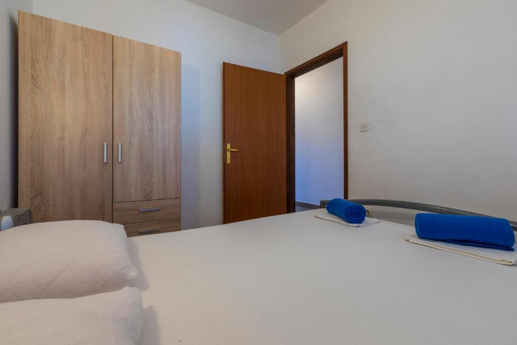 Postel nebo postele na pokoji v ubytování Apartments in Crikvenica 41207