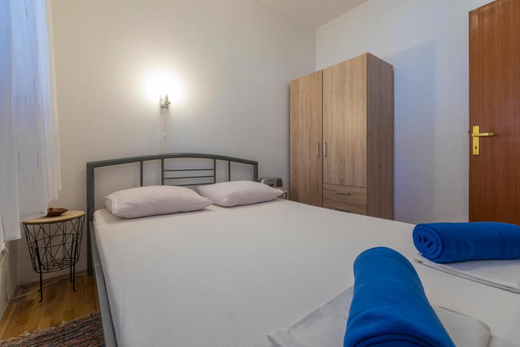 Postel nebo postele na pokoji v ubytování Apartments in Crikvenica 41207