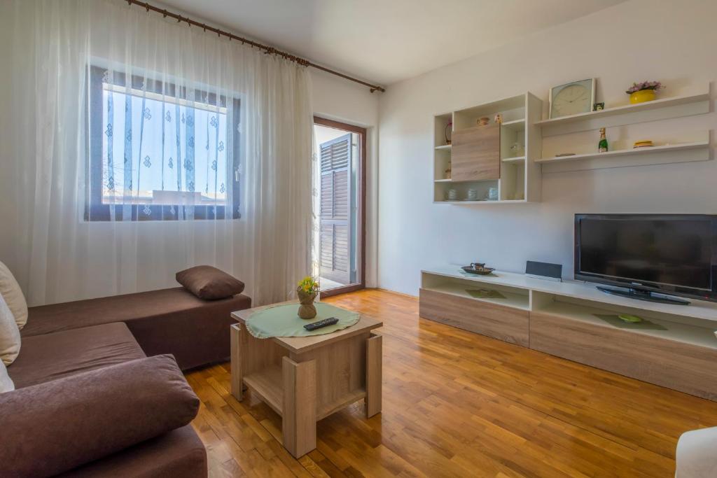 TV a/nebo společenská místnost v ubytování Apartments in Crikvenica 41207