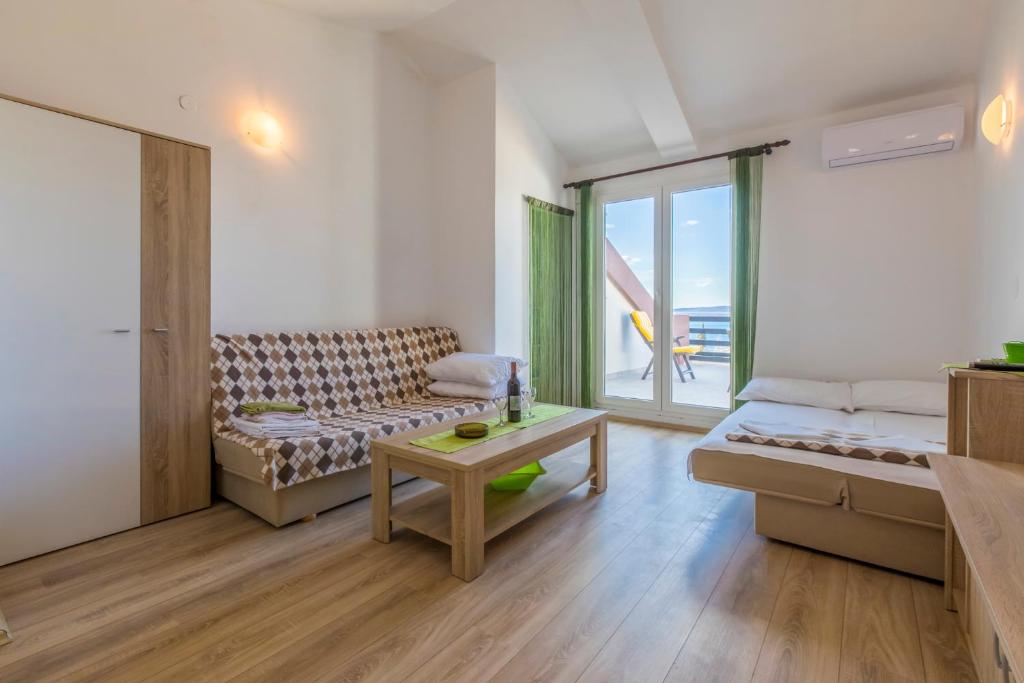 Postel nebo postele na pokoji v ubytování Apartments in Crikvenica 41207