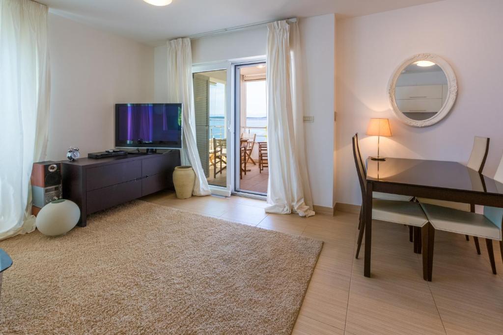 Televízia a/alebo spoločenská miestnosť v ubytovaní Apartments in Dramalj 41208