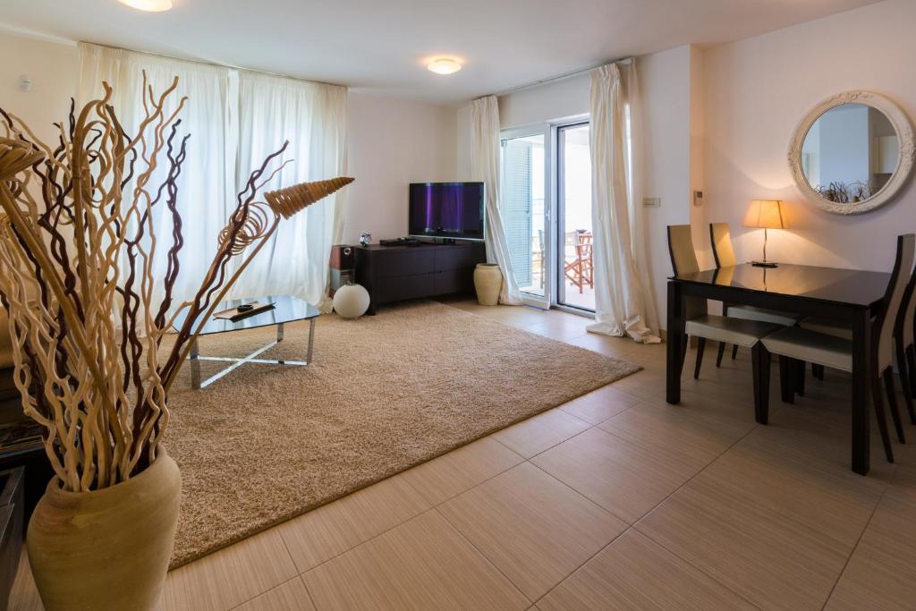 Televízia a/alebo spoločenská miestnosť v ubytovaní Apartments in Dramalj 41208
