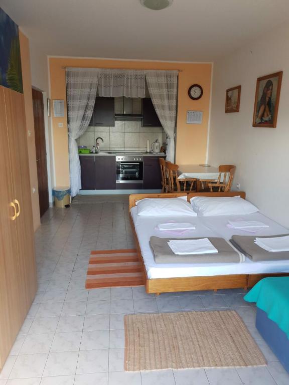 Kuchyňa alebo kuchynka v ubytovaní Apartments in Dramalj 41212