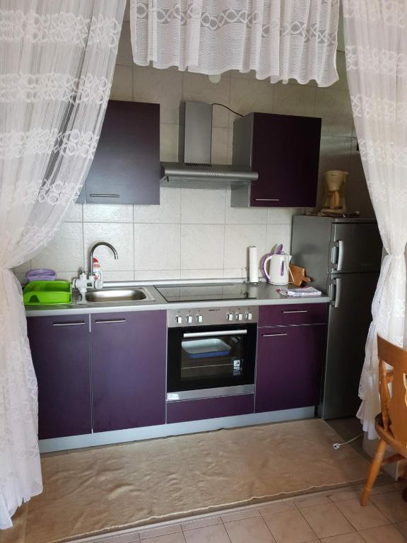 Kuchyňa alebo kuchynka v ubytovaní Apartments in Dramalj 41212