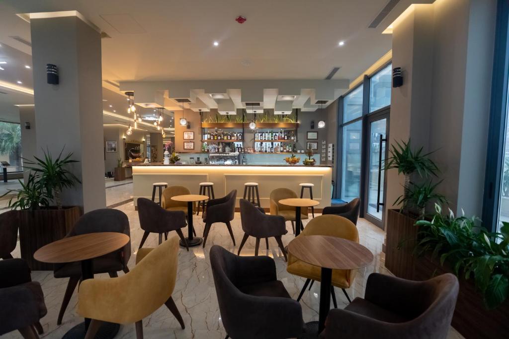 A área de bar ou lounge em Kraal Hotel Vlore