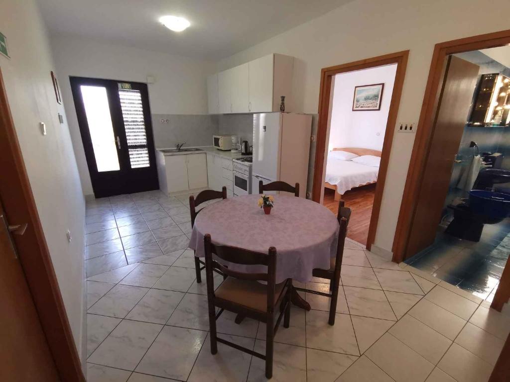 Kuchyňa alebo kuchynka v ubytovaní Apartment in Crikvenica 40977