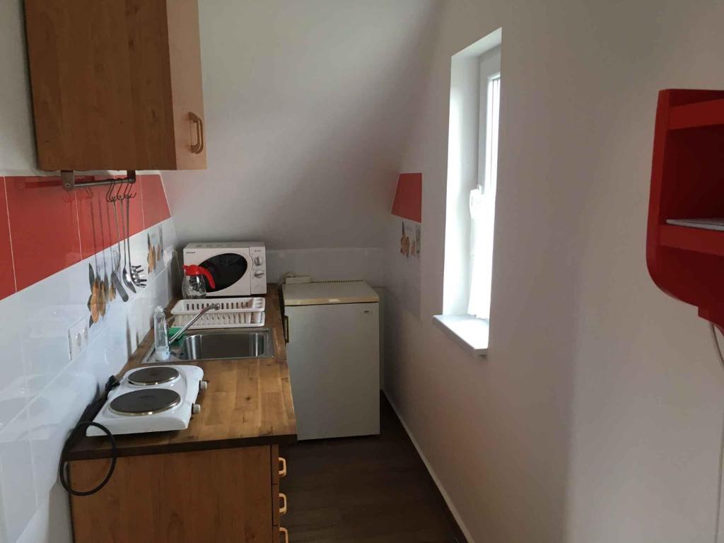Kuchyňa alebo kuchynka v ubytovaní Holiday home in Balatonmariafürdo 40806
