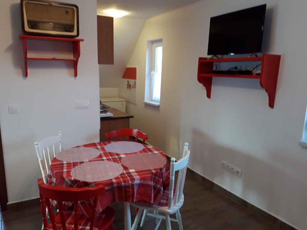Televízia a/alebo spoločenská miestnosť v ubytovaní Holiday home in Balatonmariafürdo 40806
