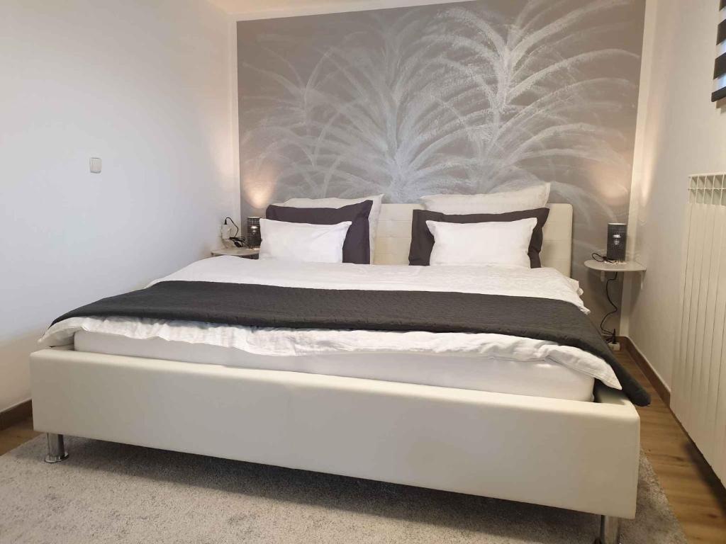 波斯托伊納的住宿－Apartment in Postojna 40241，卧室配有白色大床和黑白色枕头