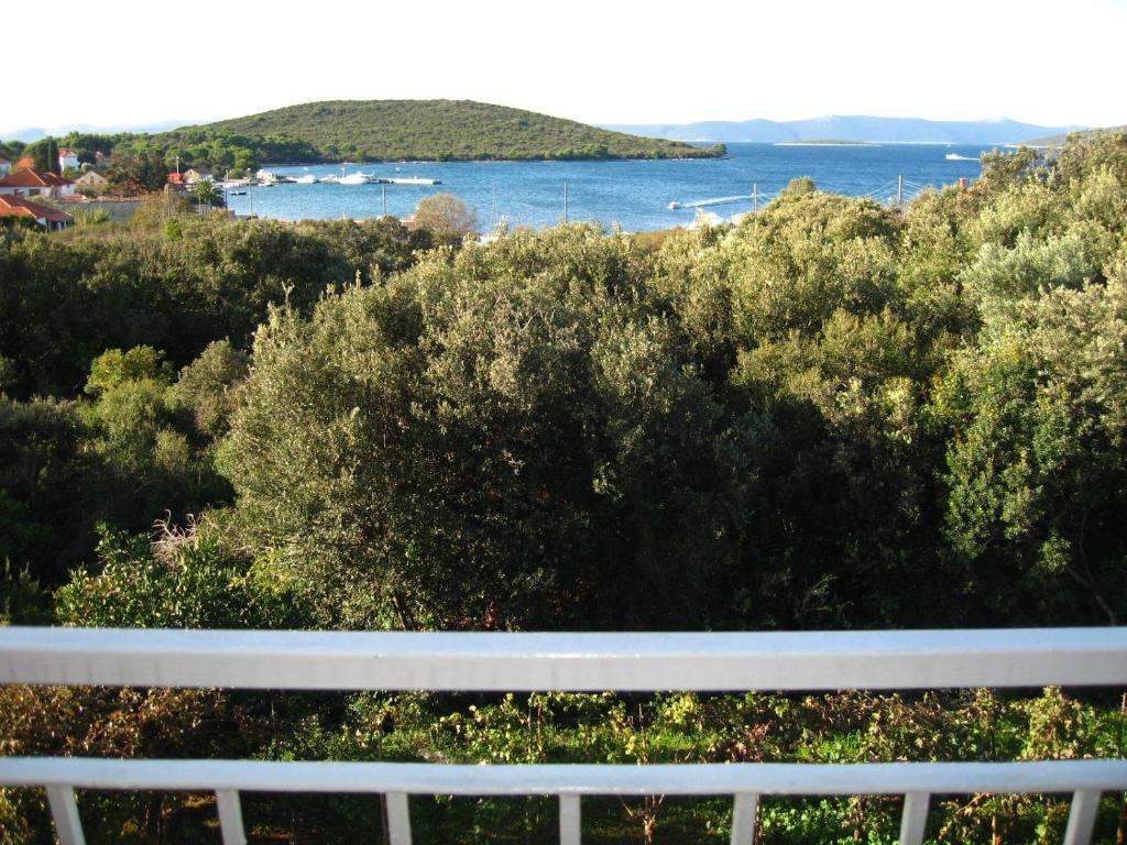 una vista sull'acqua dal balcone di una casa di Apartments Rada - 150 m from the sea a Donje Selo