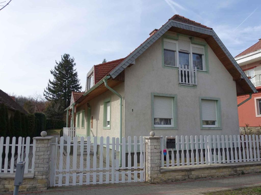 een wit hek voor een huis bij Apartments in Heviz/Balaton 39945 in Hévíz