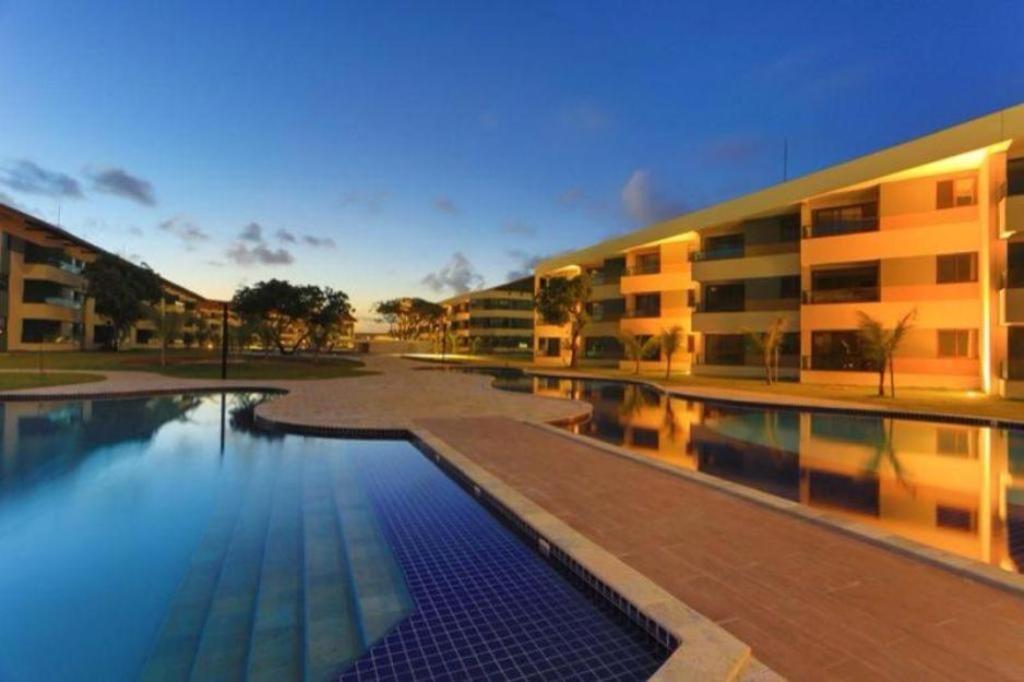 een zwembad voor een gebouw bij Carneiros Beach Resort in Praia dos Carneiros