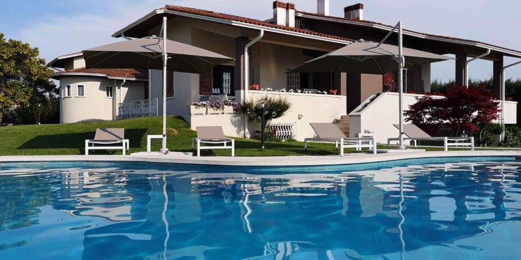 une maison avec une piscine en face d'une maison dans l'établissement Holiday home in Lazise/Gardasee 39034, à Lazise