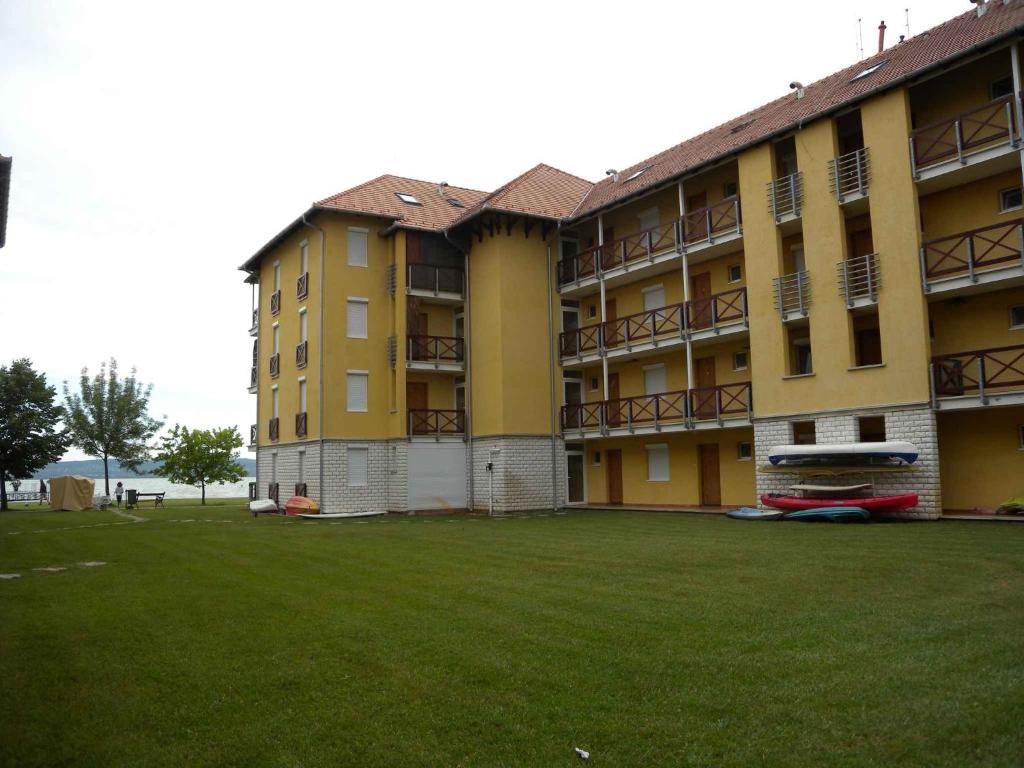 un gran edificio con un gran patio delante en Apartment in Balatonöszöd 20195, en Balatonőszöd