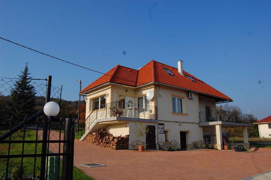 una gran casa blanca con techo rojo en Holiday home in Balatonalmadi 38980 en Balatonalmádi