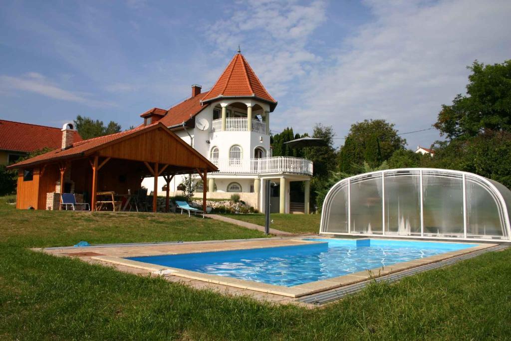 una casa con piscina en el patio en Holiday home Cserszegtomaj/Balaton 39729, en Cserszegtomaj
