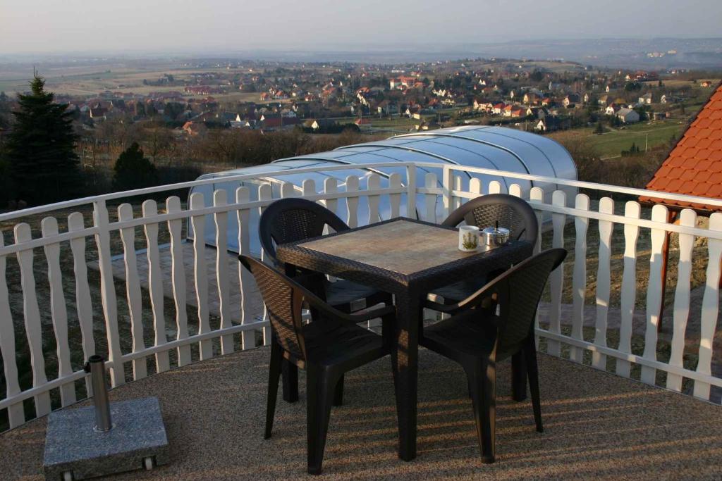 Balkon lub taras w obiekcie Holiday home Cserszegtomaj/Balaton 39729