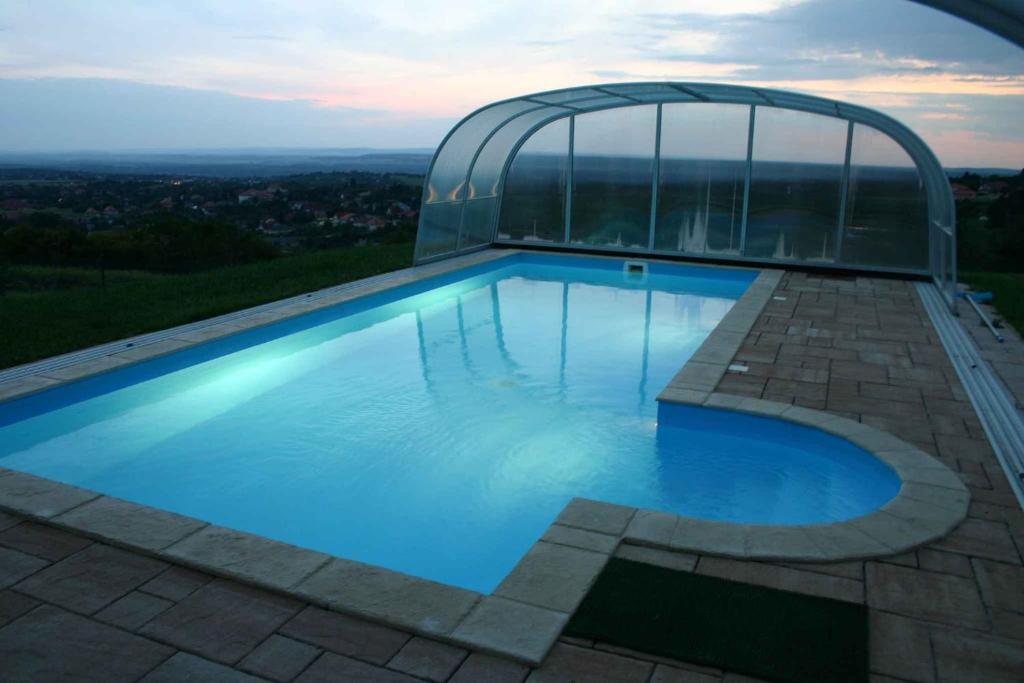 Basen w obiekcie Holiday home Cserszegtomaj/Balaton 39729 lub w pobliżu