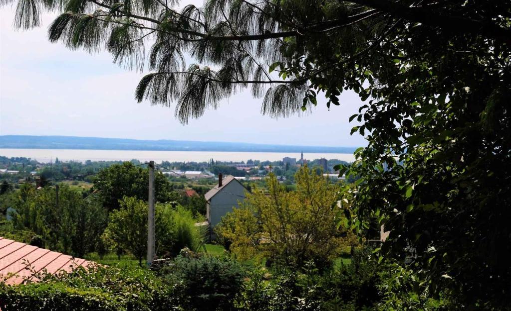 vistas a la ciudad desde un árbol en Holiday home Cserszegtomaj/Balaton 38183, en Cserszegtomaj