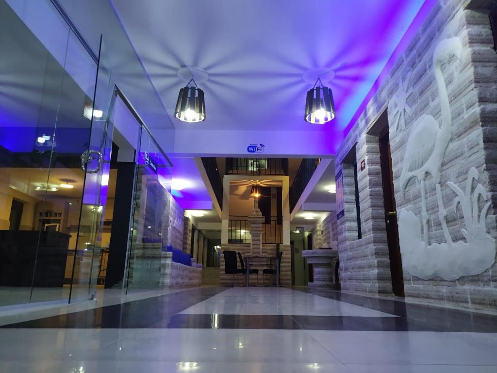 um átrio com luzes roxas num edifício em Hotel Kachi de Uyuni em Uyuni