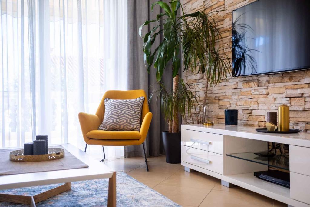 Televízia a/alebo spoločenská miestnosť v ubytovaní Apartments in Silo/Insel Krk 13482