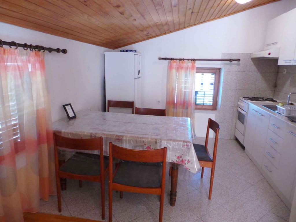 Kuchyň nebo kuchyňský kout v ubytování Apartments in Novi Vinodolski 38122