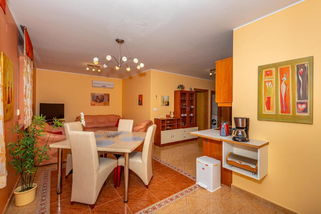 Televízia a/alebo spoločenská miestnosť v ubytovaní Apartment in Dramalj 41531