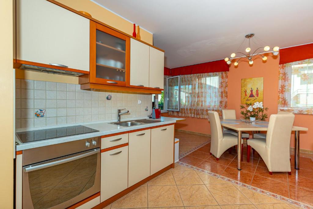 Kuchyňa alebo kuchynka v ubytovaní Apartment in Dramalj 41531