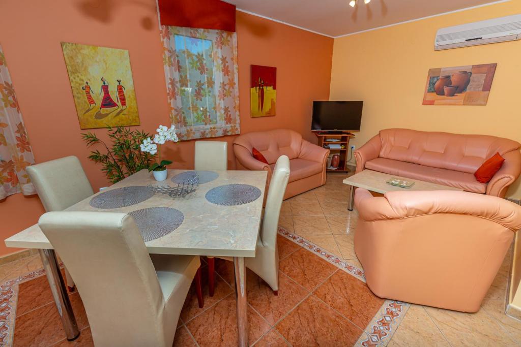 Televízia a/alebo spoločenská miestnosť v ubytovaní Apartment in Dramalj 41531