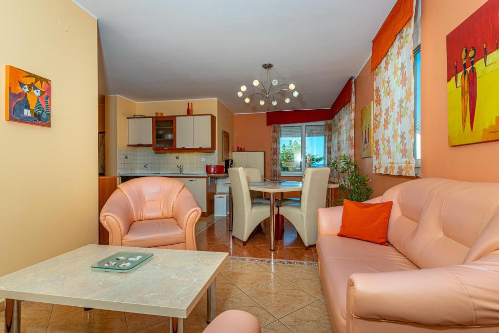 Kuchyňa alebo kuchynka v ubytovaní Apartment in Dramalj 41531