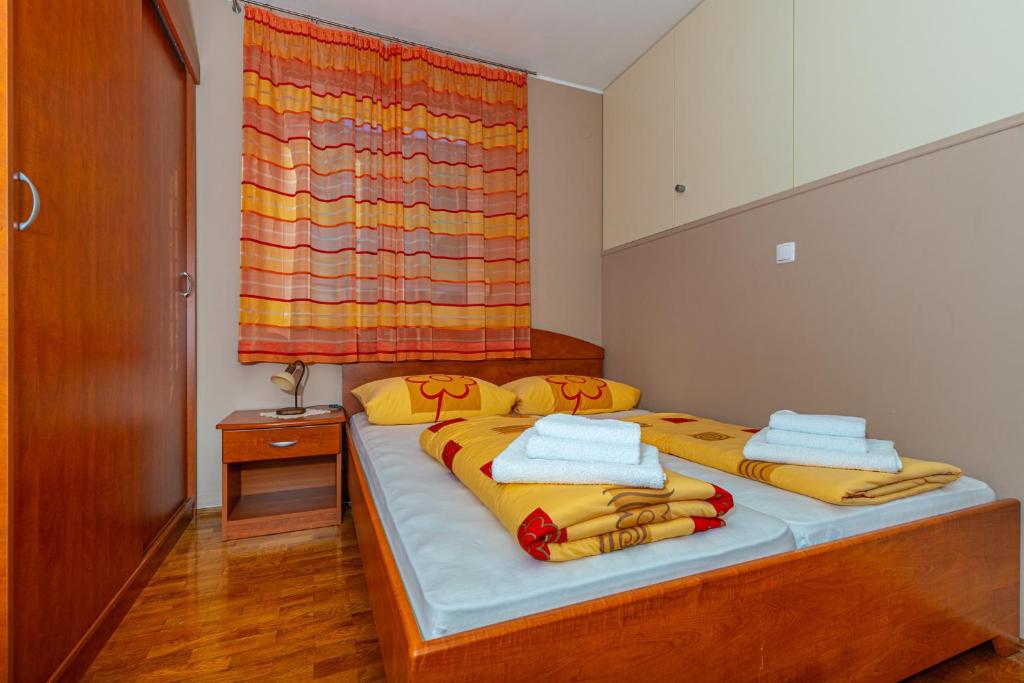Posteľ alebo postele v izbe v ubytovaní Apartment in Dramalj 41531