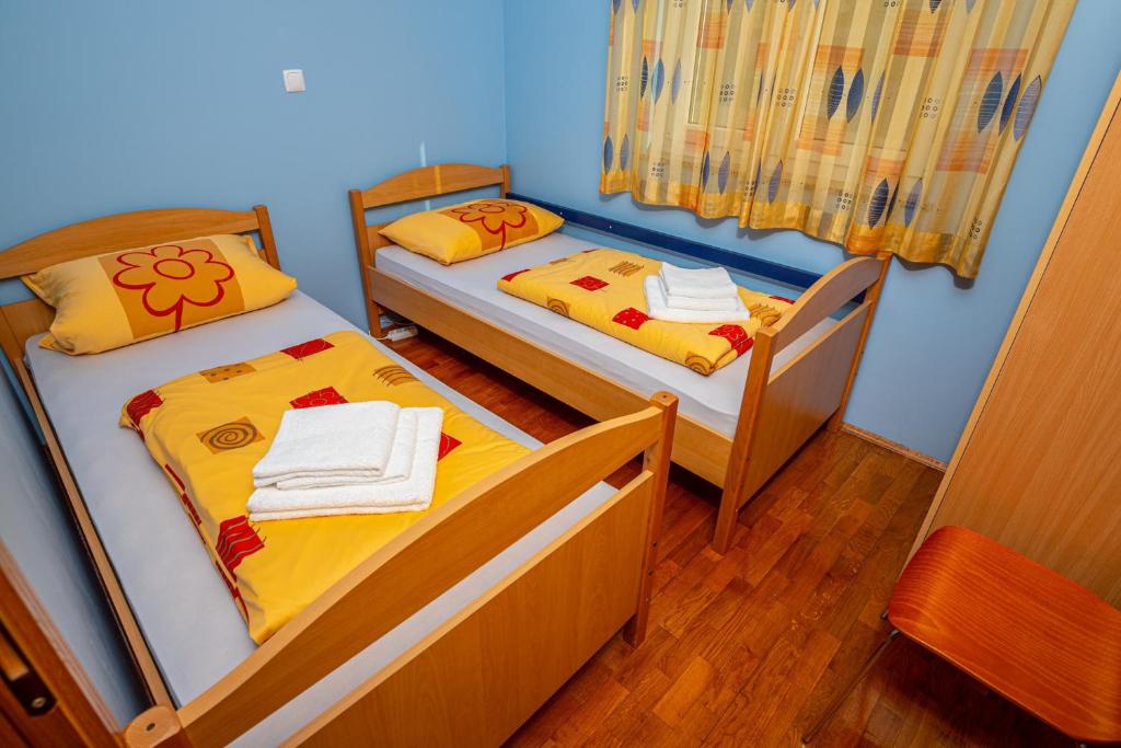 Posteľ alebo postele v izbe v ubytovaní Apartment in Dramalj 41531
