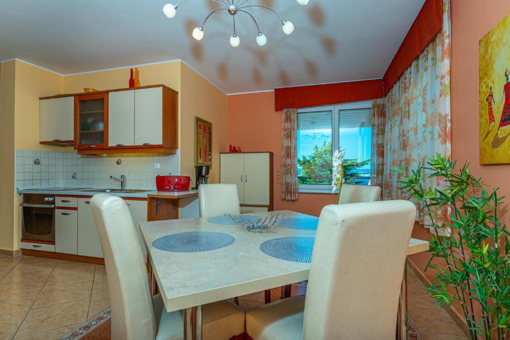 Kuchyňa alebo kuchynka v ubytovaní Apartment in Dramalj 41531