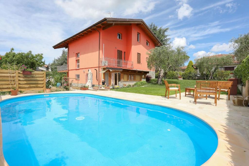 una gran piscina frente a una casa en Antonietta en Calcinelli