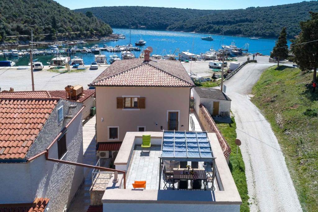 z góry widok na dom z przystanią w obiekcie Holiday home in Krnica/Istrien 38131 w mieście Krnica