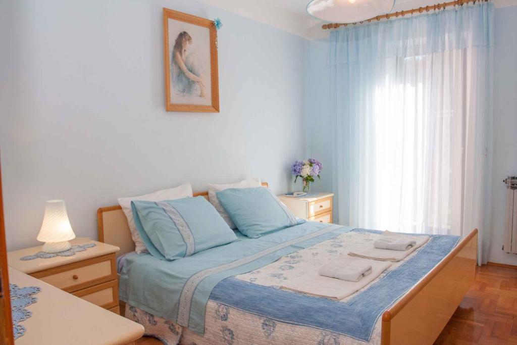 - une chambre avec un grand lit et une fenêtre dans l'établissement Apartment in Porec/Istrien 38386, à Poreč
