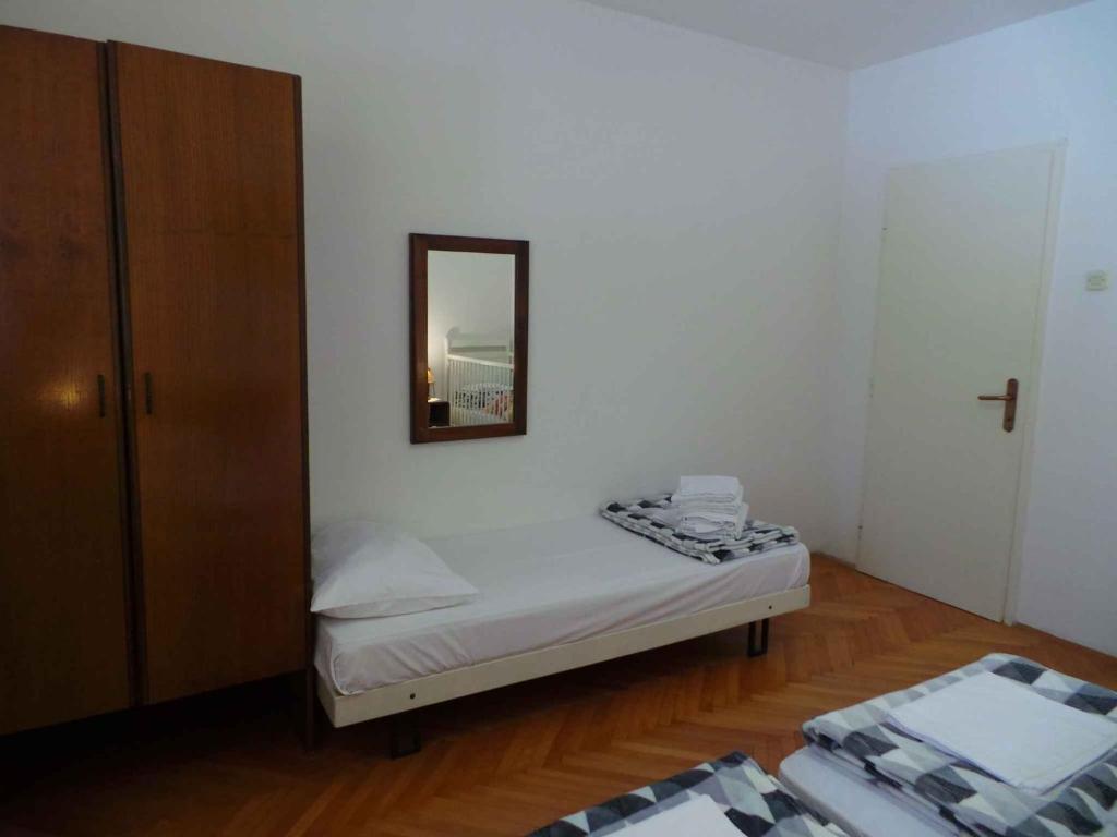 Postel nebo postele na pokoji v ubytování Apartments in Novi Vinodolski 38122