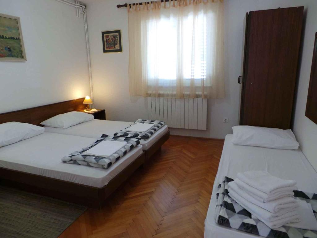 Postel nebo postele na pokoji v ubytování Apartments in Novi Vinodolski 38122