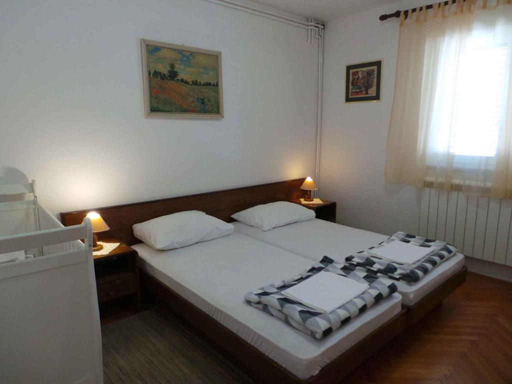Postel nebo postele na pokoji v ubytování Apartments in Novi Vinodolski 38122