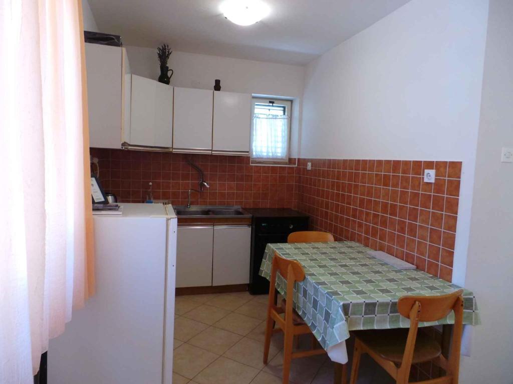 Kuchyň nebo kuchyňský kout v ubytování Apartments in Novi Vinodolski 38122