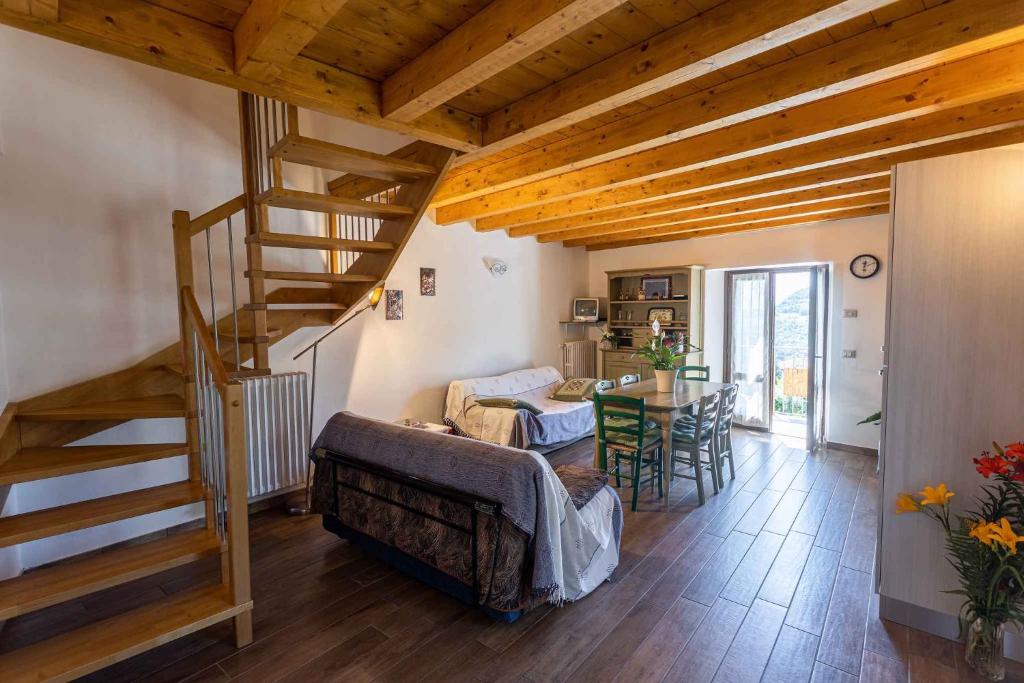 een woonkamer met een wenteltrap en een tafel bij Apartment in Tremosine/Gardasee 22279 in Tremosine Sul Garda