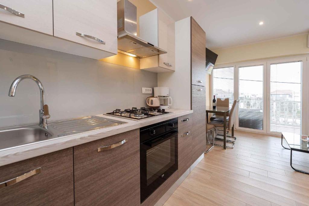 Kuchyňa alebo kuchynka v ubytovaní Apartments in Sukosan/Zadar Riviera 7897