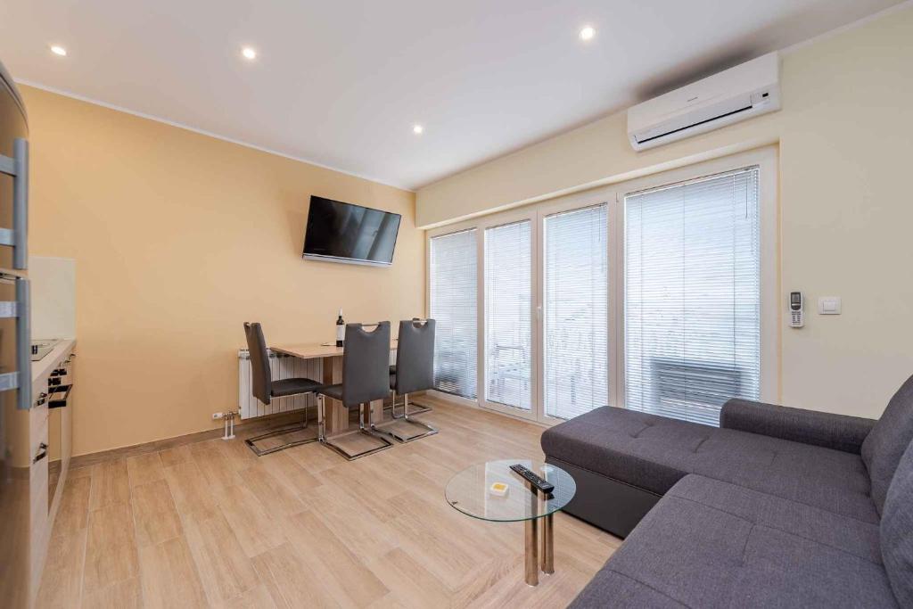 Televízia a/alebo spoločenská miestnosť v ubytovaní Apartments in Sukosan/Zadar Riviera 7897