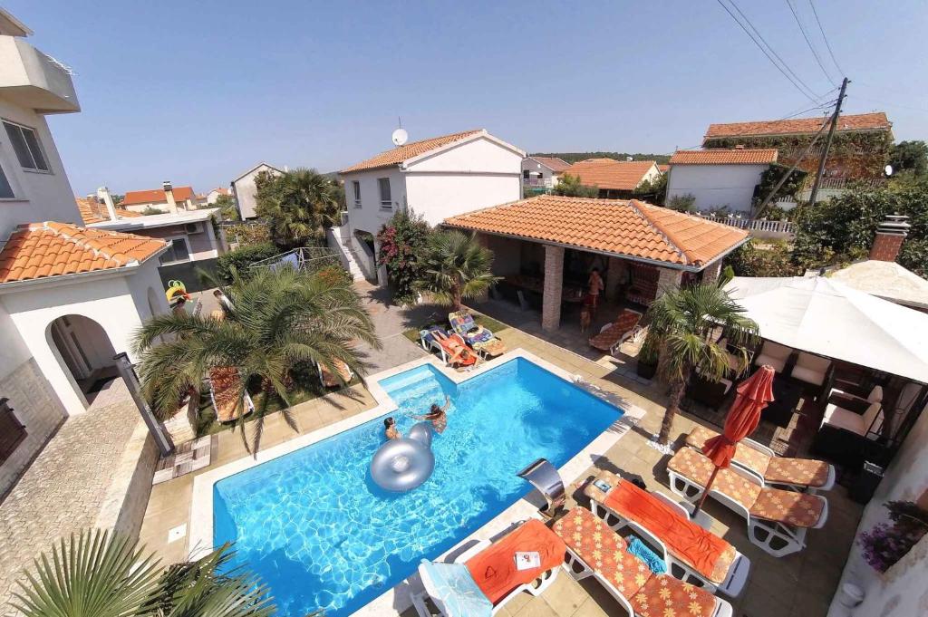 Bazén v ubytovaní Apartments in Sukosan/Zadar Riviera 7897 alebo v jeho blízkosti